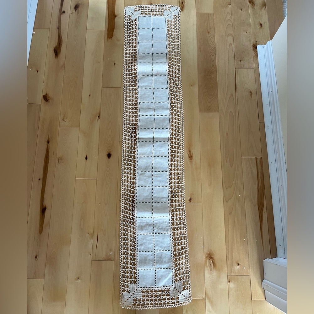 Beautiful Linen/Crocheted Runner